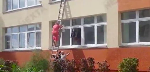 Відео. У Мінську жінка з комісії через вікно спускала пакет з бюлетенями